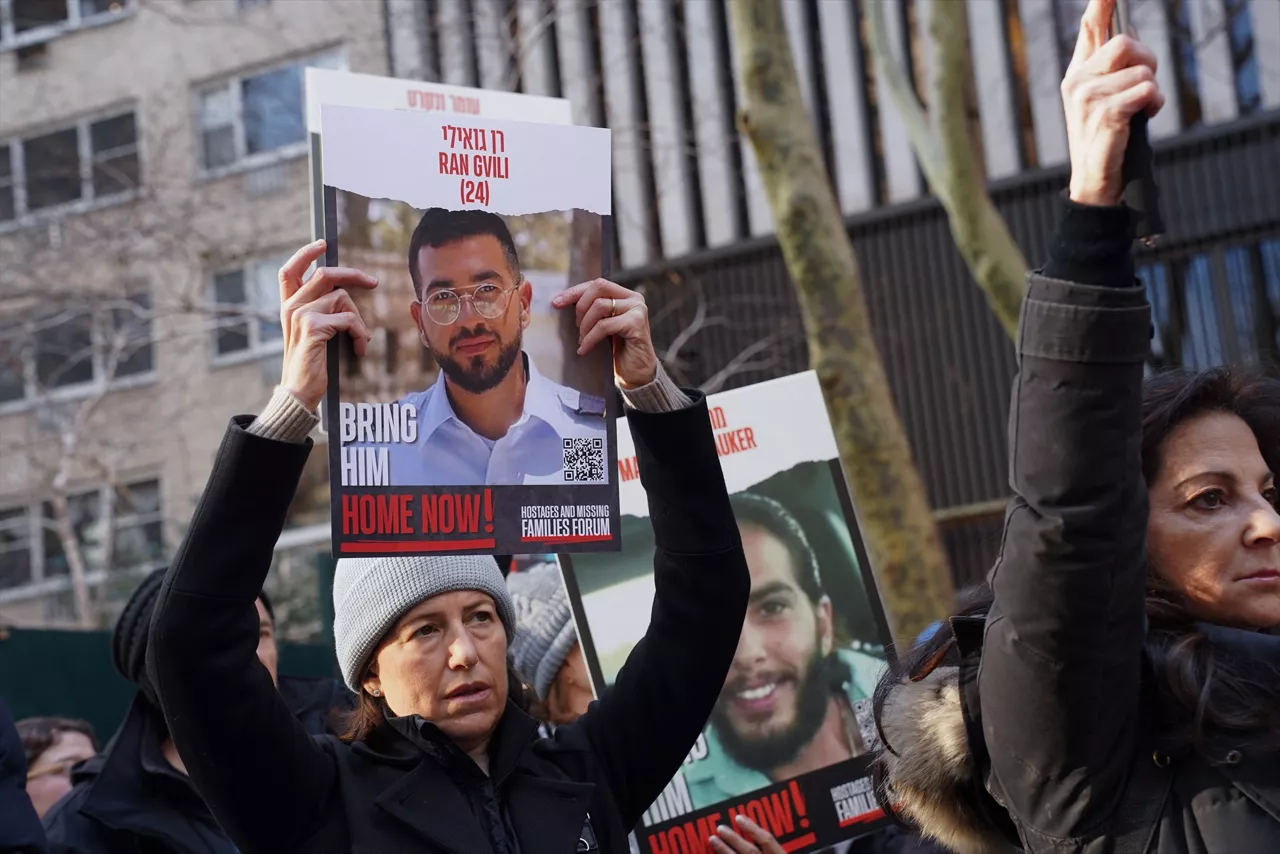 (Foto de ARCHIVO)

January 12, 2024, Manhattan, Ny, United States: A woman holds a poster with the image of Ran Gvili, an Israeli hostage, during a rally demanding for the release of Israeli hostages kidnapped by Hamas at Dag Hammarskjold Plaza outside of the UN Headquarters. January 12th marks the 100th day of said hostages being held in captivity since the attack on Israel on October 7th, 2023.



Europa Press/Contacto/Derek French

12/1/2024