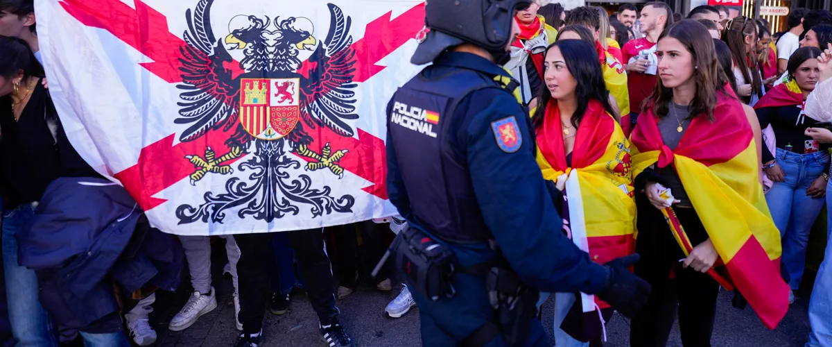 Madrid, 12/10/2026.- La Policía Nacional ha desplegado este lunes un cordón en torno a la acampada de la Puerta del Sol después de que un grupo de manifestantes con banderas de España y al grito de "Ceuta no se vende", se hayan concentrado también en este punto. EFE/Borja Sánchez Trillo
