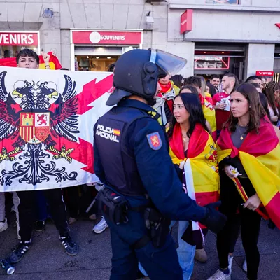 Madrid, 12/10/2026.- La Policía Nacional ha desplegado este lunes un cordón en torno a la acampada de la Puerta del Sol después de que un grupo de manifestantes con banderas de España y al grito de "Ceuta no se vende", se hayan concentrado también en este punto. EFE/Borja Sánchez Trillo
