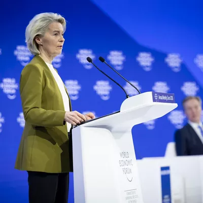 DAVOS (Switzerland), 20/01/2026.- Ursula von der Leyen, President of the European Commission speaks at the Congress Hall during the 56th World Economic Forum (WEF) in Davos, Switzerland, 20 January 2026. The meeting, held under the theme 'A Spirit of Dialogue,' brings together entrepreneurs, scientists, and corporate and political leaders and runs from 19 to 23 January. (Suiza) EFE/EPA/GIAN EHRENZELLER
