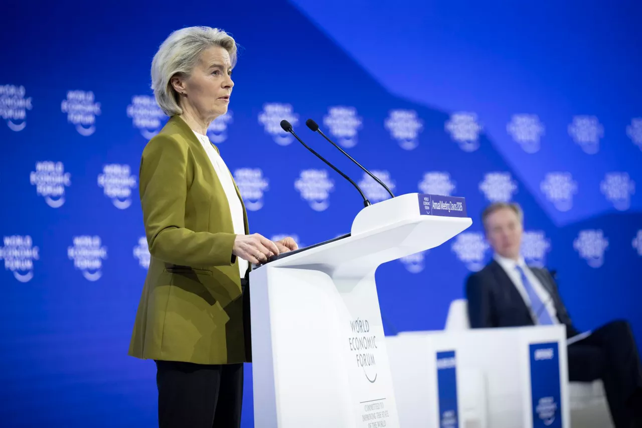 DAVOS (Switzerland), 20/01/2026.- Ursula von der Leyen, President of the European Commission speaks at the Congress Hall during the 56th World Economic Forum (WEF) in Davos, Switzerland, 20 January 2026. The meeting, held under the theme 'A Spirit of Dialogue,' brings together entrepreneurs, scientists, and corporate and political leaders and runs from 19 to 23 January. (Suiza) EFE/EPA/GIAN EHRENZELLER
