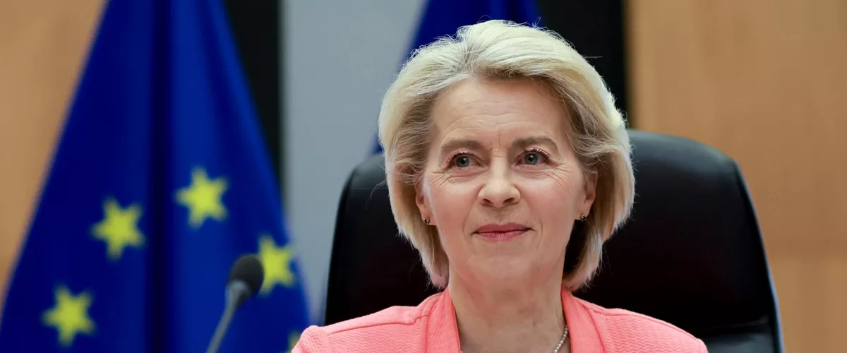 FOTODELDÍA Bruselas (Bélgica), 18/02/2026.- La presidenta de la Comisión Europea, Ursula von der Leyen, da inicio a la reunión del Colegio de Comisarios en la sede de la Comisión Europea en Bruselas, Bélgica,este miércoles. La reunión aborda la comunicación de la Comisión, presentada por Raffaele Fitto, vicepresidente ejecutivo de la Comisión Europea, sobre las regiones orientales de la UE fronterizas con Rusia, Bielorrusia y Ucrania, centrándose en la resiliencia regional, la seguridad y la estabilidad socioeconómica en zonas directamente afectadas por tensiones geopolíticas. EFE/ Olivier Hoslet
