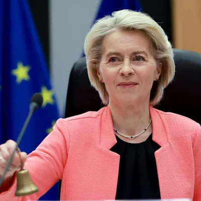 FOTODELDÍA Bruselas (Bélgica), 18/02/2026.- La presidenta de la Comisión Europea, Ursula von der Leyen, da inicio a la reunión del Colegio de Comisarios en la sede de la Comisión Europea en Bruselas, Bélgica,este miércoles. La reunión aborda la comunicación de la Comisión, presentada por Raffaele Fitto, vicepresidente ejecutivo de la Comisión Europea, sobre las regiones orientales de la UE fronterizas con Rusia, Bielorrusia y Ucrania, centrándose en la resiliencia regional, la seguridad y la estabilidad socioeconómica en zonas directamente afectadas por tensiones geopolíticas. EFE/ Olivier Hoslet
