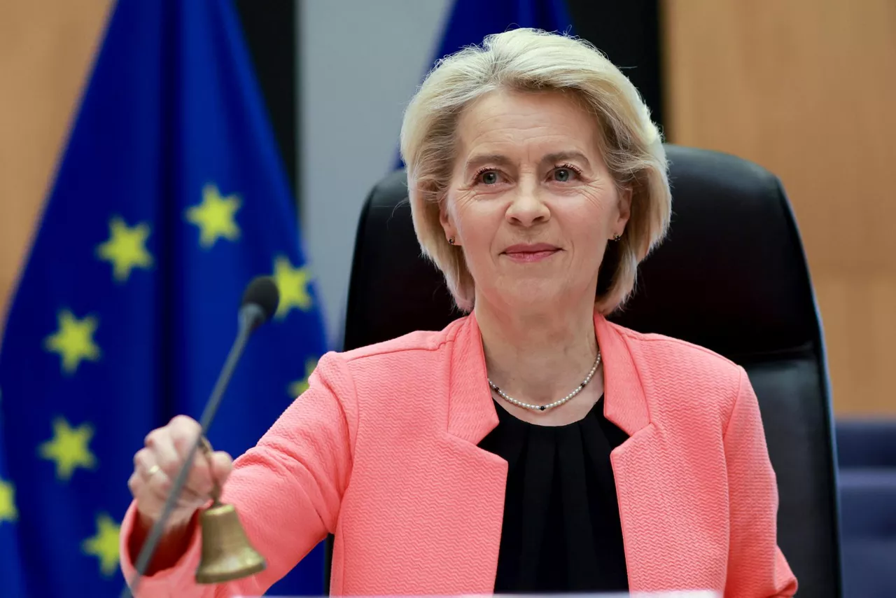 FOTODELDÍA Bruselas (Bélgica), 18/02/2026.- La presidenta de la Comisión Europea, Ursula von der Leyen, da inicio a la reunión del Colegio de Comisarios en la sede de la Comisión Europea en Bruselas, Bélgica,este miércoles. La reunión aborda la comunicación de la Comisión, presentada por Raffaele Fitto, vicepresidente ejecutivo de la Comisión Europea, sobre las regiones orientales de la UE fronterizas con Rusia, Bielorrusia y Ucrania, centrándose en la resiliencia regional, la seguridad y la estabilidad socioeconómica en zonas directamente afectadas por tensiones geopolíticas. EFE/ Olivier Hoslet
