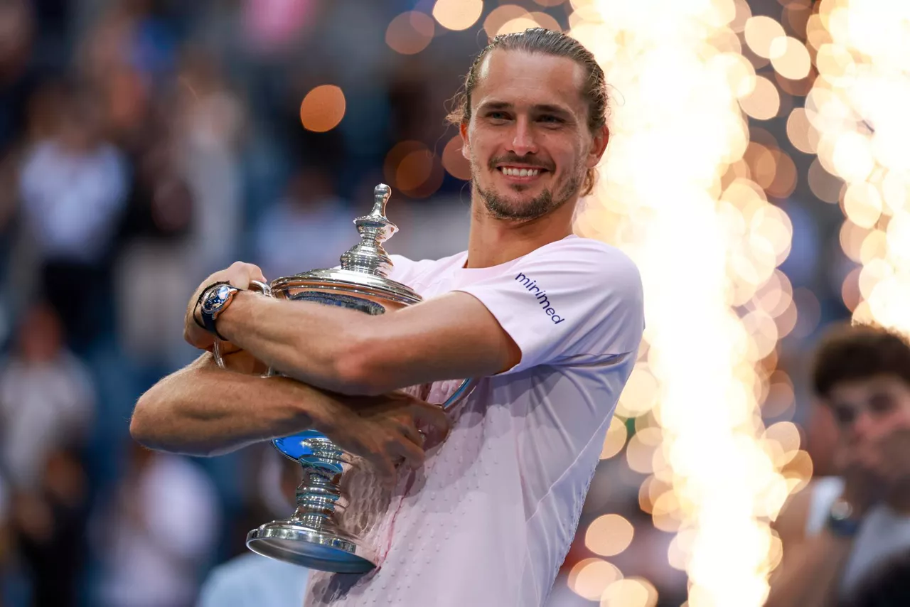 FLUSHING MEADOWS (United States), 14/09/2026.- Alexander Zverev of Germany poses with the Champions trophy after winning the Men's Singles Finals of the US Open Tennis Championships at the USTA Billie Jean King National Tennis Center in Flushing Meadows, New York, USA, 13 September 2026. (Tenis, Alemania, Nueva York) EFE/EPA/CRISTOBAL HERRERA-ULASHKEVICH

