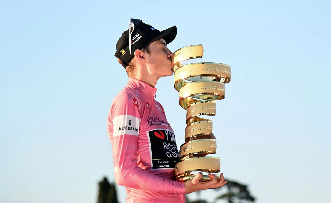 ROME (Italy), 31/05/2026.- Danish rider Jonas Vingegaard of Team Visma-Lease A Bike kisses the winner's trophy after winning the Giro d'Italia cycling tour, in Rome, Italy, 31 May 2026. (Ciclismo, Italia, Roma) EFE/EPA/FABIO CIMAGLIA
