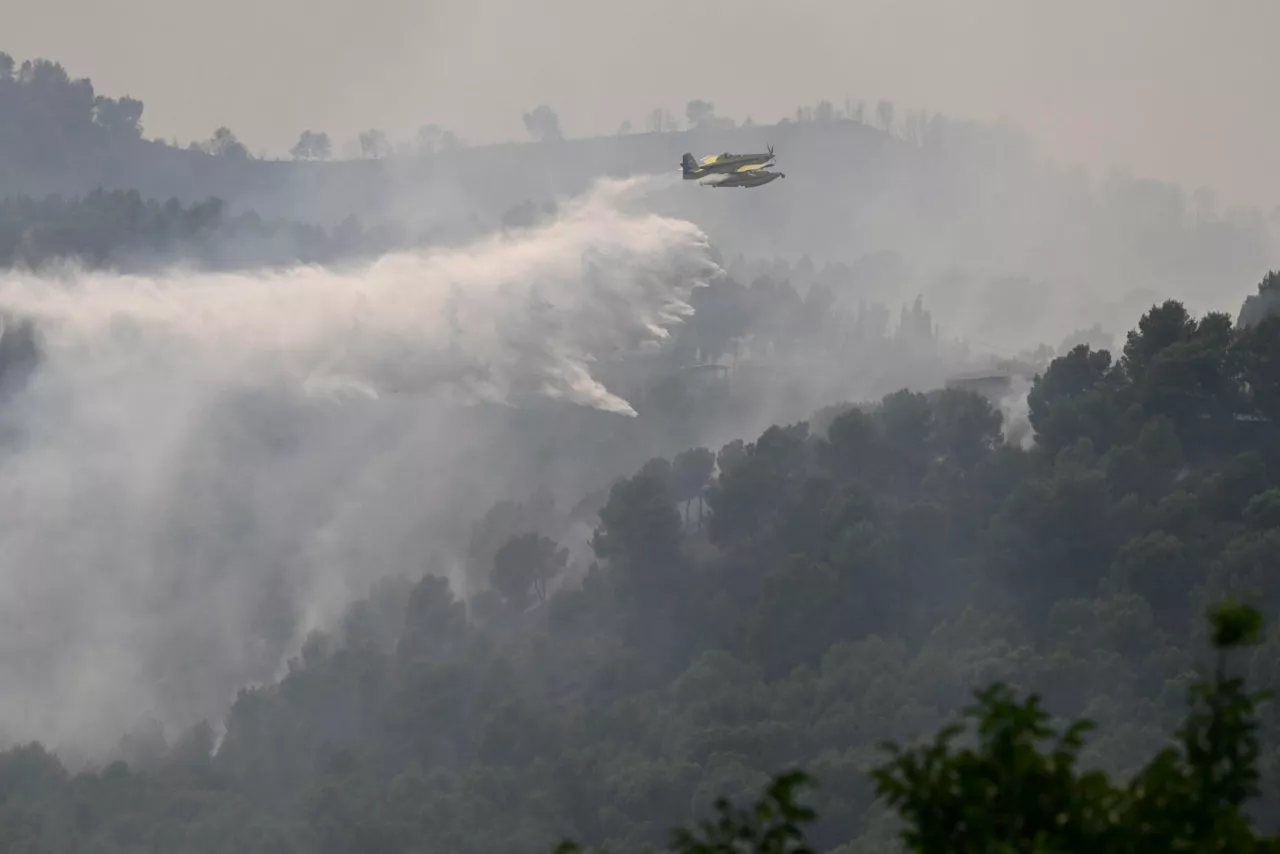 BETXI (CASTELLÓN), 27/07/2026.- Trabajos de extinción en el incendio del Vall d'Uixó, desde el pueblo de Betxí, uno de los municipios afectados por el incendio declarado el pasado sábado en la Vall d'Uixó (Castellón), que ha arrasado ya 7.200 hectáreas y en su control trabajan más de 400 efectivos terrestres y 25 aéreos, que se centran ahora en la zona de Eslida, la urbanización Monserrat en Betxí y en el Montí en Onda. EFE/ Andreu Esteban
