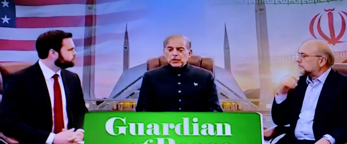 FOTODELDIA PESHAWAR (Pakistán), 11/04/2026.- El vicepresidente de Estados Unidos, JD Vance (izquierda), junto al primer ministro pakistaní, Shehbaz Sharif (centro), y el presidente del Parlamento iraní, Mohammad Bagher Ghalibaf (derecha), aparecen en una pantalla de televisión en Peshawar (Pakistán), durante las conversaciones entre Estados Unidos e Irán en Islamabad, Pakistán, el 11 de abril de 2026. Una delegación iraní y estadounidense llegó a Islamabad para las conversaciones de paz previstas en medio de un frágil alto el fuego de dos semanas tras el conflicto que comenzó el 28 de febrero de 2026. EFE/BILAWAL ARBAB
