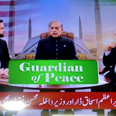 FOTODELDIA PESHAWAR (Pakistán), 11/04/2026.- El vicepresidente de Estados Unidos, JD Vance (izquierda), junto al primer ministro pakistaní, Shehbaz Sharif (centro), y el presidente del Parlamento iraní, Mohammad Bagher Ghalibaf (derecha), aparecen en una pantalla de televisión en Peshawar (Pakistán), durante las conversaciones entre Estados Unidos e Irán en Islamabad, Pakistán, el 11 de abril de 2026. Una delegación iraní y estadounidense llegó a Islamabad para las conversaciones de paz previstas en medio de un frágil alto el fuego de dos semanas tras el conflicto que comenzó el 28 de febrero de 2026. EFE/BILAWAL ARBAB
