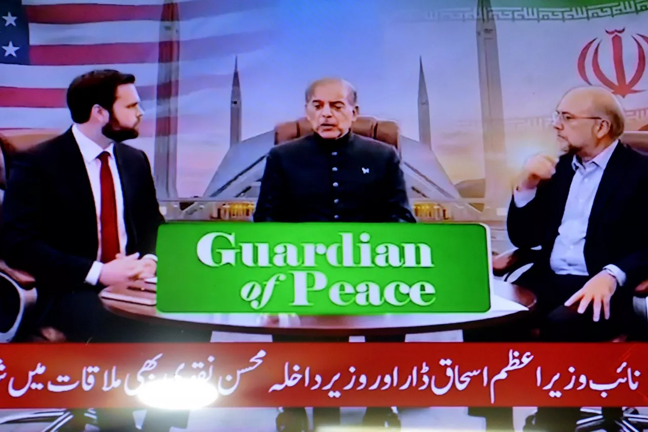 FOTODELDIA PESHAWAR (Pakistán), 11/04/2026.- El vicepresidente de Estados Unidos, JD Vance (izquierda), junto al primer ministro pakistaní, Shehbaz Sharif (centro), y el presidente del Parlamento iraní, Mohammad Bagher Ghalibaf (derecha), aparecen en una pantalla de televisión en Peshawar (Pakistán), durante las conversaciones entre Estados Unidos e Irán en Islamabad, Pakistán, el 11 de abril de 2026. Una delegación iraní y estadounidense llegó a Islamabad para las conversaciones de paz previstas en medio de un frágil alto el fuego de dos semanas tras el conflicto que comenzó el 28 de febrero de 2026. EFE/BILAWAL ARBAB
