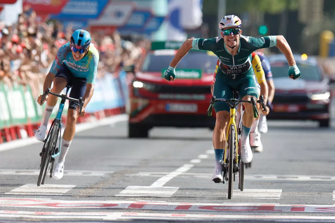 CÓRDOBA, 06/09/2026.-El ciclista Wout van Aert (Visma-Lease a Bike), entra en meta vencedor de la 15ª etapa de La Vuelta a España, disputada este domingo entre la localidad cordobesa de Palma del Río y Córdoba, con 110,2 km de recorrido. EFE/ Javier Lizón
