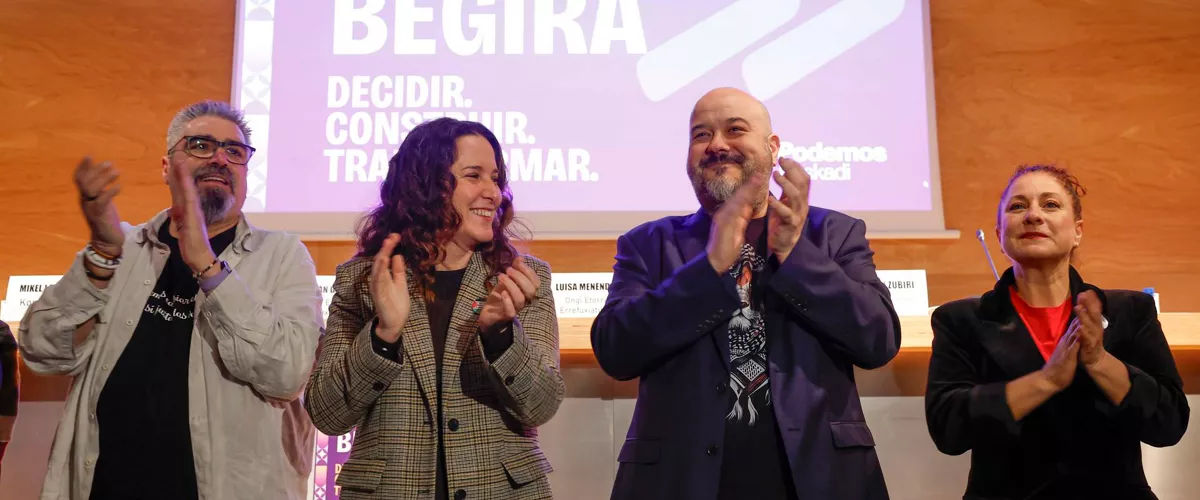 BARAKALDO (BIZKAIA), 24/01/2026.- El coordinador general de Podemos Euskadi, Richar Vaquero (2d), ha abierto este sábado en Barakaldo (Bizkaia) el congreso de la formación, que establecerá una “nueva hoja de ruta” para “reforzar” la formación como “herramienta política y social más útil para defender los intereses de la mayoría social" en el País Vasco.EFE/ Miguel Toña
