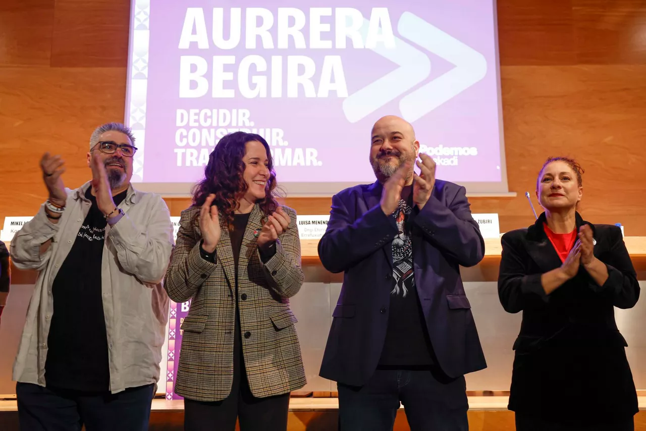 BARAKALDO (BIZKAIA), 24/01/2026.- El coordinador general de Podemos Euskadi, Richar Vaquero (2d), ha abierto este sábado en Barakaldo (Bizkaia) el congreso de la formación, que establecerá una “nueva hoja de ruta” para “reforzar” la formación como “herramienta política y social más útil para defender los intereses de la mayoría social" en el País Vasco.EFE/ Miguel Toña
