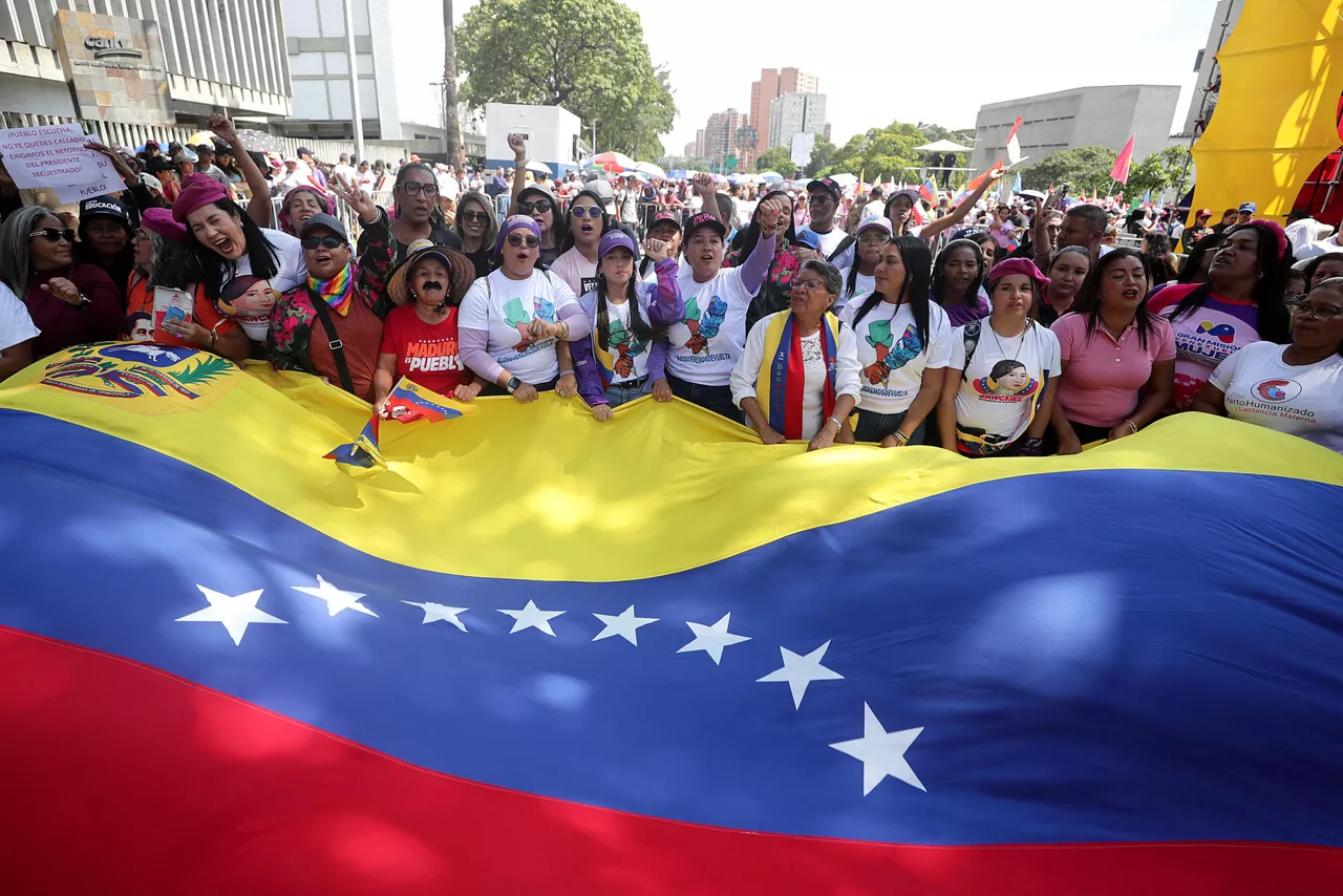 AME2694. CARACAS (VENEZUELA), 06/01/2026.- Mujeres participan en una marcha del chavismo este martes, en Caracas (Venezuela). Miles de mujeres chavistas marcharon para expresar su respaldo a Delcy Rodríguez, de quien dijeron "no está sola" tras jurar como presidenta encargada de Venezuela, luego de que el mandatario Nicolás Maduro y su esposa, Cilia Flores, fueran capturados en medio de un ataque militar de EE.UU. al país suramericano. EFE/ Ronald Peña R
