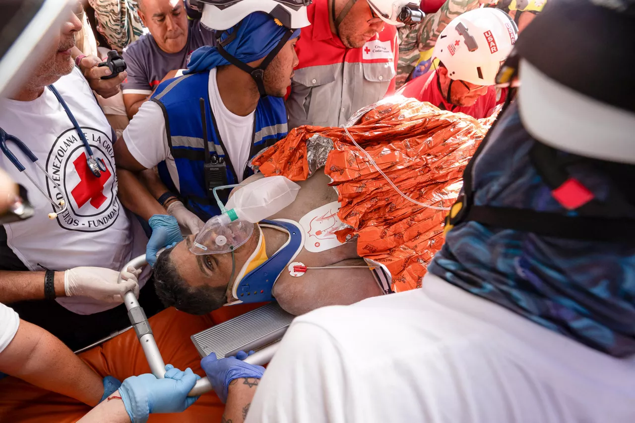 AME6580. CATIA LA MAR (VENEZUELA), 02/07/2026.- Rescatistas trasladan a un superviviente de los terremotos en Venezuela, tras ocho días bajo los escombros de un edificio y una operación de salvamento de casi 72 horas, este jueves en Catia La Mar (Venezuela). EFE/ Ronald Peña R
