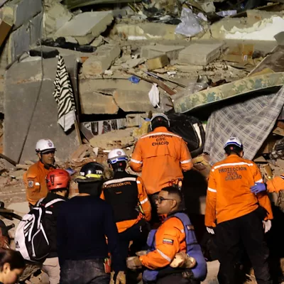 AME4129. CARACAS (VENEZUELA), 24/06/2026.- Integrantes de cuerpos de emergencia buscan víctimas este miércoles, luego de dos fuertes terremotos sacudieron el Caribe venezolano en Caracas (Venezuela). El evento principal fue un sismo de magnitud 7,5, informó el sistema oficial de alerta de tsunamis de Estados Unidos. EFE/ Ronald Peña R
