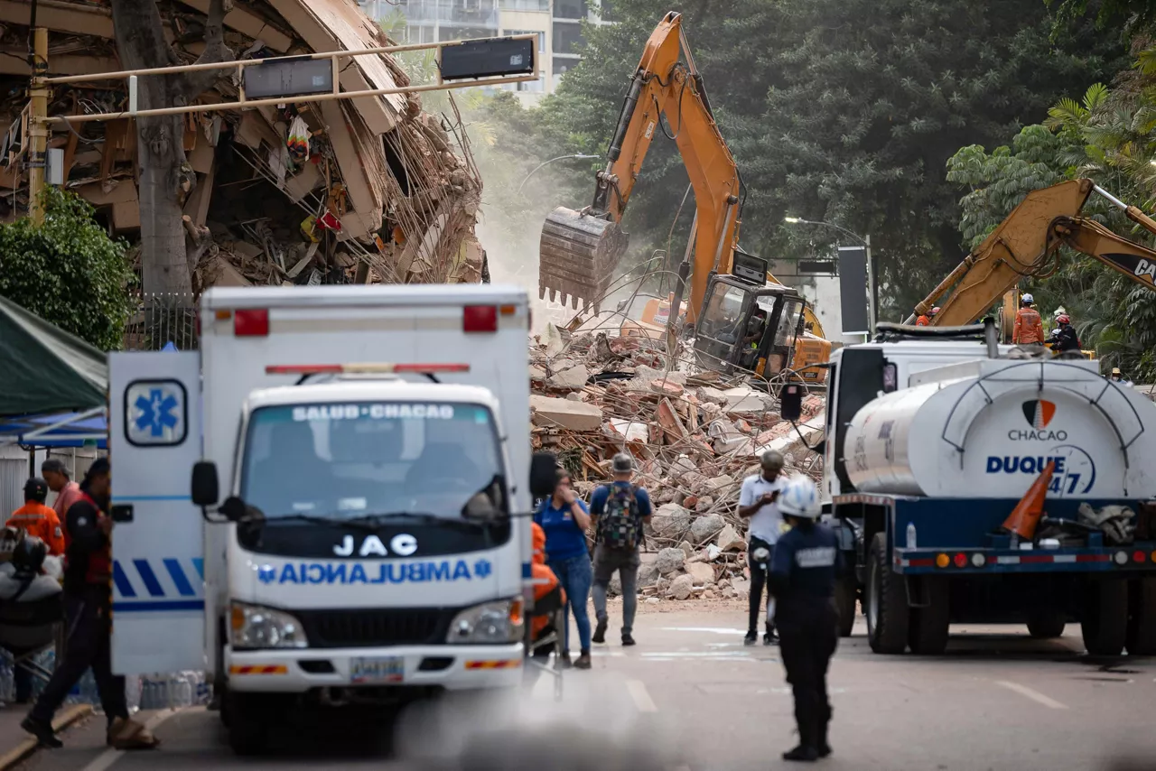 AME4657. CARACAS (VENEZUELA), 25/06/2026.- Rescatistas trabajan en una zona afectada por un terremoto, este jueves en Caracas (Venezuela). El Gobierno de Venezuela elevó a 235 los muertos y a 4.300 los heridos por los terremotos de magnitud 7,2 y 7,5 de la víspera, cuya devastación golpeó especialmente al estado La Guaira. EFE/ Ronald Peña R
