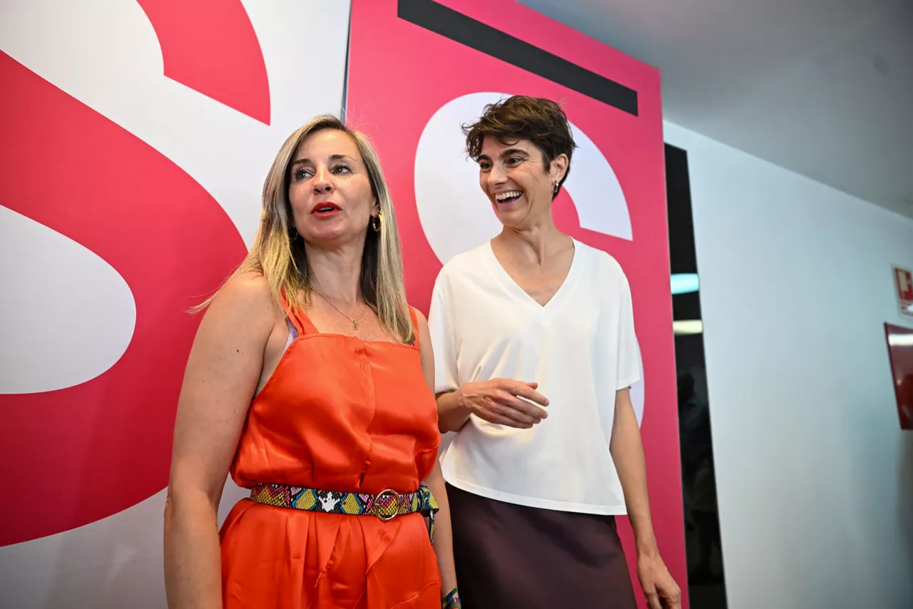 MADRID, 11/07/2026.- Verónica Barbero (i) y Rosa Martínez (d) a su llegada a la asamblea extraordinaria celebrada que la formación política Sumar celebra este sábado para renovar previsiblemente su dirección con una candidatura de unidad para tratar de superar la crisis interna que vive la formación, que desembocó en la dimisión de su secretaria de Organización. EFE/Fernando Villar
