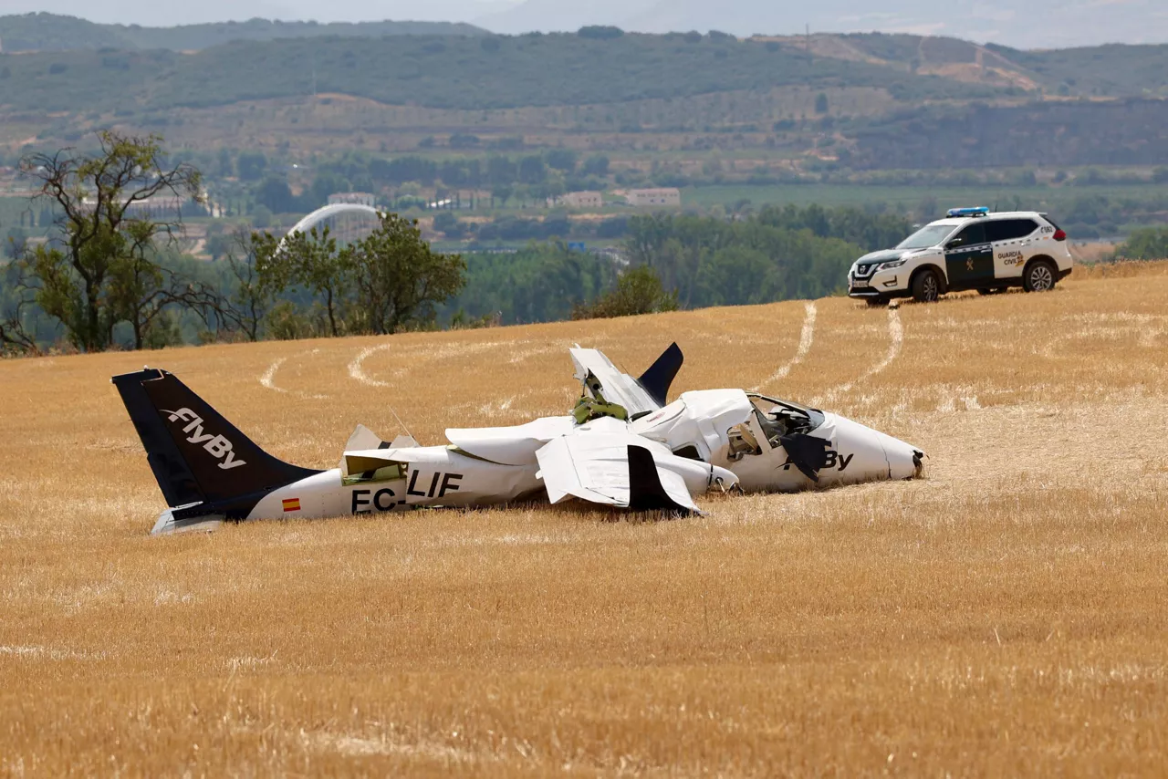 VIANA (NAVARRA), 16/08/2026.- Dos personas han resultado heridas y han sido hospitalizadas tras estrellarse este domingo una avioneta en Viana, según ha indicado a EFE la Policía Foral. Como consecuencia del accidente, un varón ha sido trasladado al Hospital San Pedro de Logroño, donde está siendo atendido con pronóstico reservado, según ha informado el Gobierno de La Rioja. EFE/ Raquel Manzanares
