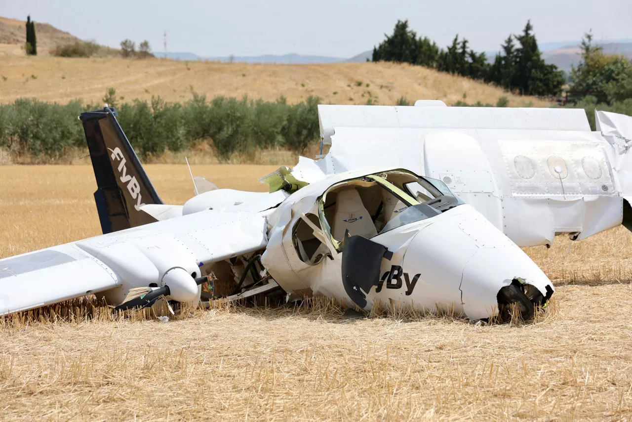 VIANA (NAVARRA), 16/08/2026.- Dos personas han resultado heridas y han sido hospitalizadas tras estrellarse este domingo una avioneta en Viana, según ha indicado a EFE la Policía Foral. Como consecuencia del accidente, un varón ha sido trasladado al Hospital San Pedro de Logroño, donde está siendo atendido con pronóstico reservado, según ha informado el Gobierno de La Rioja. EFE/ Raquel Manzanares
