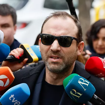 MADRID, 07/03/2026.- Víctor Ábalos, hijo del exministro José Luis Ábalos, atiende a los medios este martes en los alrededores del Tribunal Supremo donde ha sido llamado a declarar como testigo en el juicio contra Ábalos, su exasesor Koldo García y el empresario Víctor de Aldama por el caso de las mascarillas, una presunta trama de corrupción para lucrarse con material sanitario durante la pandemia. EFE/Sergio Pérez
