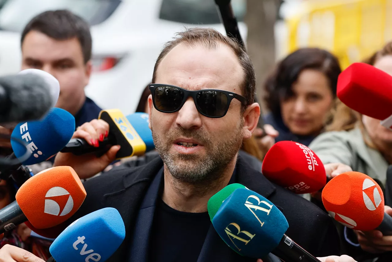 MADRID, 07/03/2026.- Víctor Ábalos, hijo del exministro José Luis Ábalos, atiende a los medios este martes en los alrededores del Tribunal Supremo donde ha sido llamado a declarar como testigo en el juicio contra Ábalos, su exasesor Koldo García y el empresario Víctor de Aldama por el caso de las mascarillas, una presunta trama de corrupción para lucrarse con material sanitario durante la pandemia. EFE/Sergio Pérez
