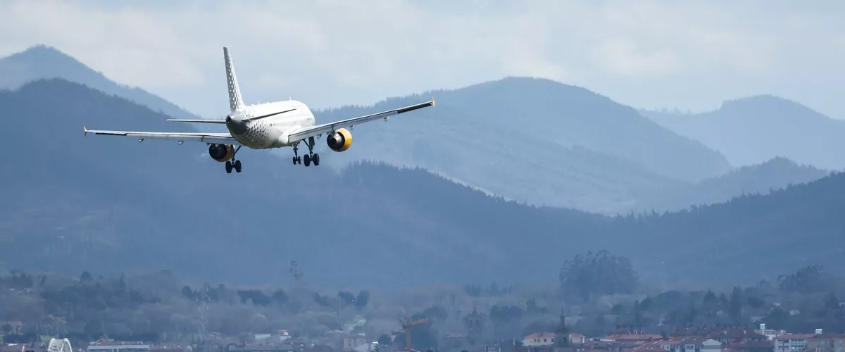 GRAFCAV9987. BILBAO, 18/02/2026.-Un avión en la maniobra de aproximación ante fuertes rachas de viento en la pista de rodadura del aeropuerto de Bilbao. Pedro, la decimosexta borrasca de la temporada, trae este miércoles nuevas precipitaciones, vientos muy fuertes, temporal marítimo y nevadas a 900 metros, situación que se prolongará el jueves, antes de que el viernes se imponga el tiempo anticiclónico y el fin de semana permita disfrutar de "un anticipo de la primavera", según la Aemet. EFE/Luis Tejido
