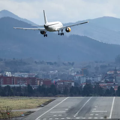 GRAFCAV9987. BILBAO, 18/02/2026.-Un avión en la maniobra de aproximación ante fuertes rachas de viento en la pista de rodadura del aeropuerto de Bilbao. Pedro, la decimosexta borrasca de la temporada, trae este miércoles nuevas precipitaciones, vientos muy fuertes, temporal marítimo y nevadas a 900 metros, situación que se prolongará el jueves, antes de que el viernes se imponga el tiempo anticiclónico y el fin de semana permita disfrutar de "un anticipo de la primavera", según la Aemet. EFE/Luis Tejido
