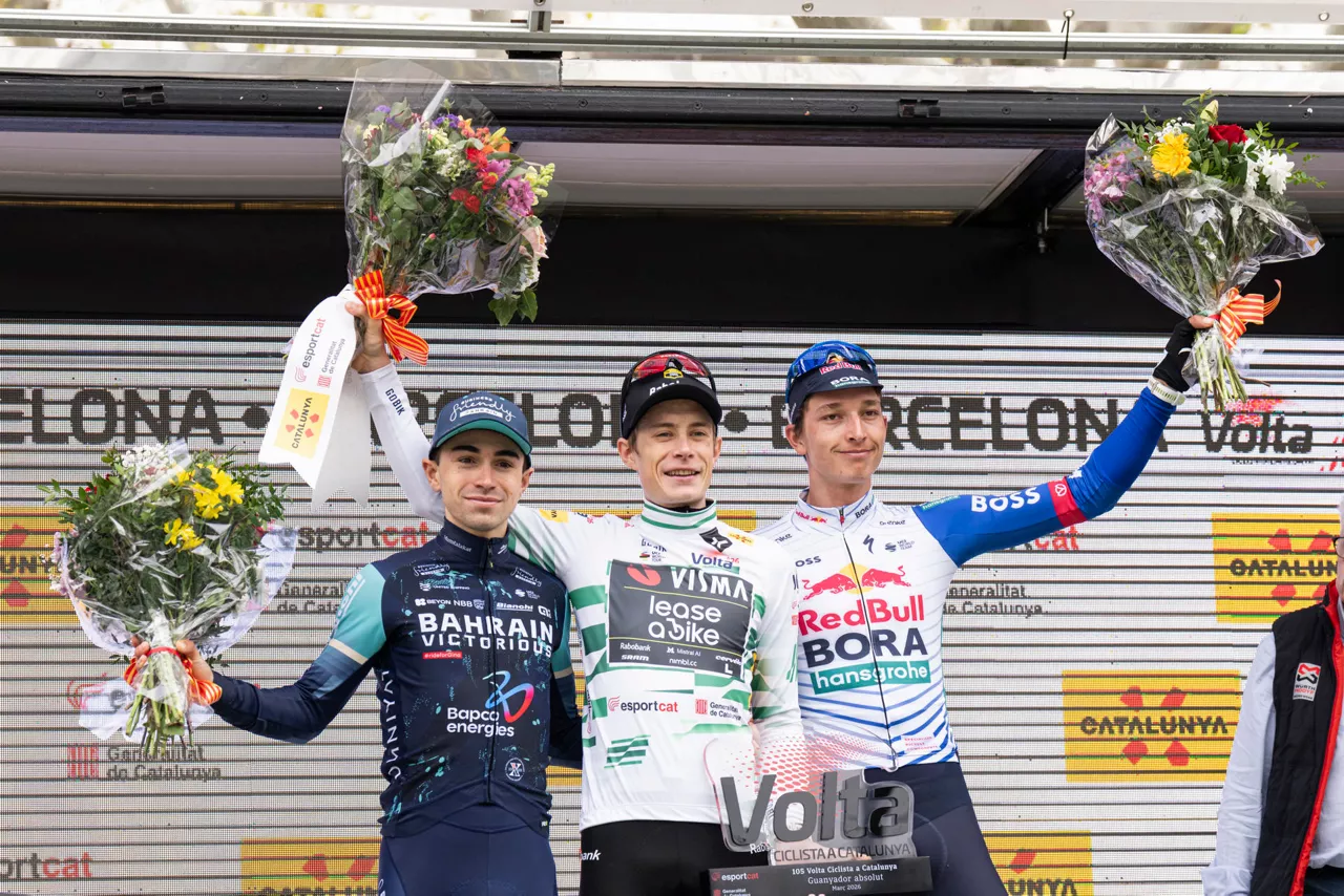 BARCELONA, 29/03/2026.-  El ciclista danés del Visma y vencedor de la prueba, Jonas Vingegaard (c), junto al segundo clasificado, el francés Lenny Martínez (i) y el tercero, el alemán Florian Lipowitz tras la etapa final de la Volta Ciclista a Catalunya, de 95,1 kilómetros en las siete vueltas por el circuito de Montjuïc, este domingo en Barcelona. EFE/Siu Wu   ,
