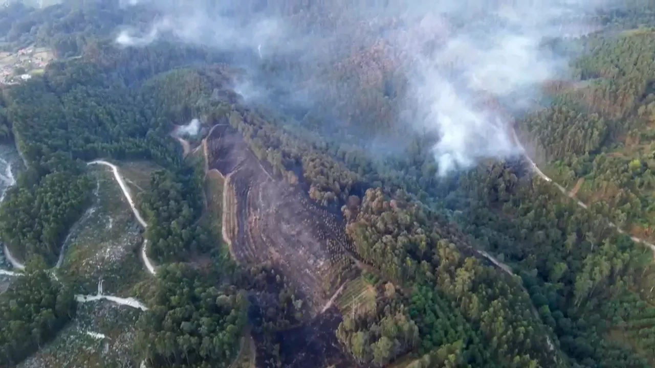 VILABOA (PONTEVEDRA), 23/08/2025.- Vista aérea del incendio de Vilaboa (Pontevedra) declarado el pasado 21 de agosto. La Xunta ha desactivado el nivel 2 de emergencia en el incendio forestal de Vilaboa (Pontevedra), pero mantiene esa situación en la provincia de Ourense, donde los grandes incendios, según las estimaciones de la Consellería de Medio Rural, han frenado su progresión.EFE/ Ministerio de Defensa SOLO USO EDITORIAL/SOLO DISPONIBLE PARA ILUSTRAR LA NOTICIA QUE ACOMPAÑA (CRÉDITO OBLIGATORIO)
