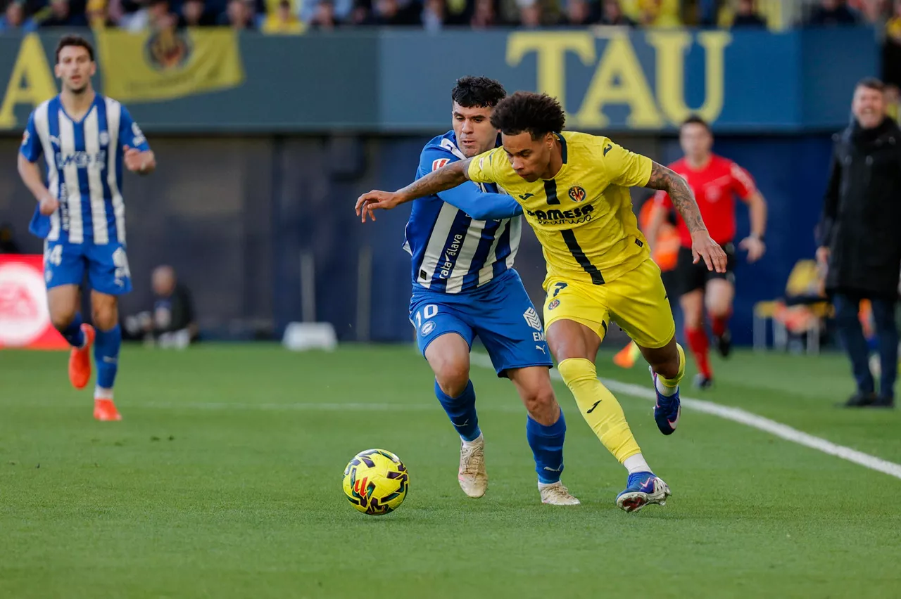 VILLARREAL (CASTELLÓN), 10/01/2026.- El delantero canadiense del Villarreal Tajon Buchanan (d) pelea un balón ante el centrocampista del Alavés Carles Aleñá durante el partido de la jornada 19 de LaLiga EA Sports que disputan Villarreal CF y el Alavés este sábado en el Estadio de la Cerámica en Villarreal. EFE/ Manuel Bruque
