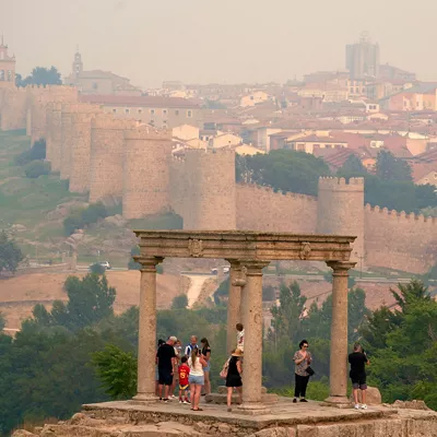 AVILA, 27/07/2026.- Vista de Ávila con el humo procedente de los incendios de Burgohondo y Madrid. El Ayuntamiento de Ávila traslada un mensaje de precaución a la población, especialmente la más vulnerable, ante el denso humo que cubre la ciudad, procedente del incendio de Burgohondo.EFE/ Raúl Sanchidrián
