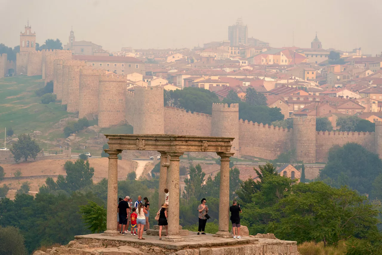 AVILA, 27/07/2026.- Vista de Ávila con el humo procedente de los incendios de Burgohondo y Madrid. El Ayuntamiento de Ávila traslada un mensaje de precaución a la población, especialmente la más vulnerable, ante el denso humo que cubre la ciudad, procedente del incendio de Burgohondo.EFE/ Raúl Sanchidrián

