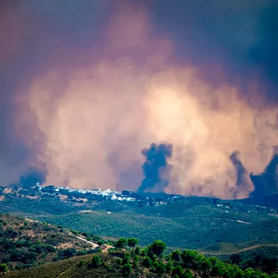 NIEBLA (HUELVA), 09/08/2026.- Vista del incendio de Niebla (Huelva), que ha afectado a más de 4.000 hectáreas y continúa activo este domingo. Las hectáreas afectadas en el incendio de Niebla (Huelva) se han duplicado respecto a ayer y se elevan a 8.000, aunque no todas están quemadas, según el consejero de Presidencia, Sanidad y Emergencias de la Junta de Andalucía, Antonio Sanz. EFE/ Mauri Buhigas
