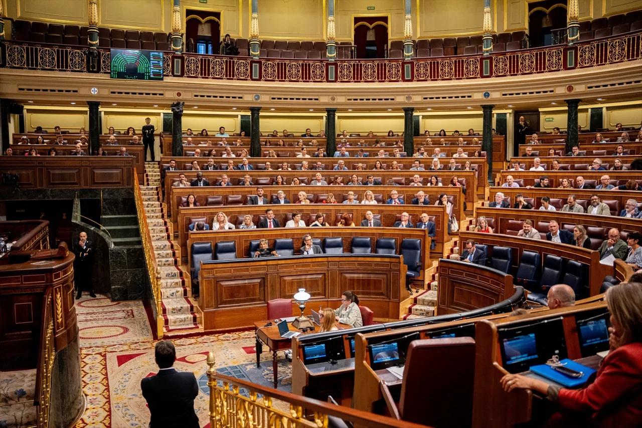 (Foto de ARCHIVO)

Vista general durante una sesión plenaria en el Congreso de los Diputados, a 9 de septiembre de 2026, en Madrid (España). El Gobierno se enfrenta a la primera sesión de control tras el inicio de curso, coincidiendo con la desclasificación de unos 40 documentos, fechados desde el 1 de julio hasta el 1 de agosto, relacionados con la crisis en Ceuta derivada por la entrada masiva de unos 80.000 migrantes desde la frontera con Marruecos. Saiz avanzó que se publicarían más informes relevantes si hubiera porque desde el Ejecutivo no tienen "nada que esconder".



Gabriel Luengas / Europa Press

09 SEPTIEMBRE 2026;MINISTROS;DIPUTADOS;PLENO;SESIÓN PLENARIA;DESCLASIFICACIÓN;

09/9/2026