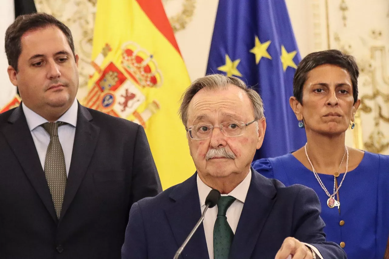 CEUTA, 17/08/2026.- Comparece el presidente de la Ciudad Autónoma de Ceuta, Juan Jesús Vivas (c), este lunes, en compañía de varios miembros del ejecutivo local. EFE/Reduan
