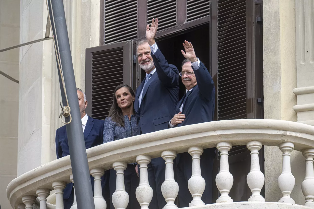 Los Reyes Felipe VI y Letizia  y el presidente de Ceuta, Juan Jesús Vivas saludan desde el balcón durante una visita al Ayuntamiento de Ceuta, a 13 de octubre de 2026, en Ceuta (España). Los Reyes visitan Ceuta, por primera vez desde la llegada al trono de Felipe VI, para mostrar su solidaridad y respaldo a los ceutíes dos meses y medio después de la entrada masiva de más de 80.000 migrantes desde Marruecos, en un momento en que aún sigue sin haberse normalizado del todo la situación.



Marcos Moreno / Europa Press

13/10/2026