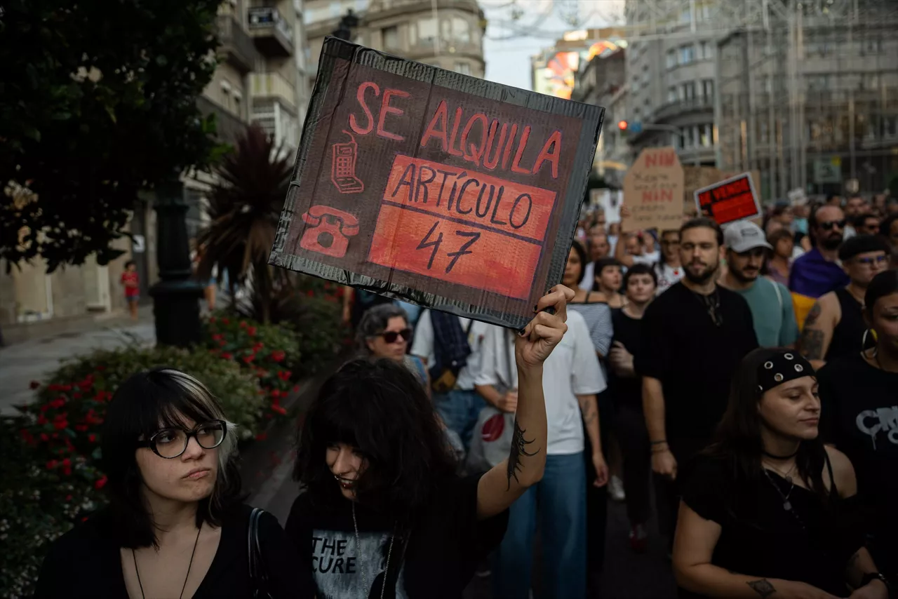 (Foto de ARCHIVO)

Decenas de personas durante una manifestación para exigir una reducción del precio de los alquileres de la vivienda, a 3 de octubre de 2026, en Vigo, Pontevedra, Galicia (España). El Sindicato de Inquilinas y la plataforma Alianza pola Vivenda de Vigo han convocado la marcha “para continuar avanzando en la materialización del derecho a un techo”. El presidente del Gobierno, Pedro Sánchez, va a dedicar las próximas horas a "analizar" lo sucedido ayer viernes en el Congreso tras la caída de los dos reales decretos de vivienda y estará pendiente de la reacción ciudadana en las calles para decidir si finalmente adelanta las elecciones generales.



Adrián Irago / Europa Press

03 OCTUBRE 2026;MANI;VIVIENDA;ALQUILERES;SINDICATO;INQUILINOS;SINDICATO DE INQUILINOS;

03/10/2026