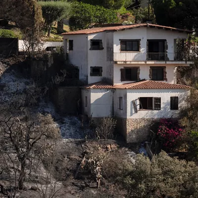 CALONGE (GIRONA), 05/07/2026.- Vivienda alcanzada por el incendio en la localidad de Calonge (Girona), este domingo. Protección Civil ha levantado las órdenes de confinamiento en los siete municipios afectados por el incendio que se desató el pasado viernes en La Bisbal d'Empordà (Girona) y permite regresar a sus casas a los vecinos de las localidades gerundenses de Santa Cristina d'Aro y Calonge i Sant Antoni evacuados por la proximidad de las llamas. EFE/David Borrat.
