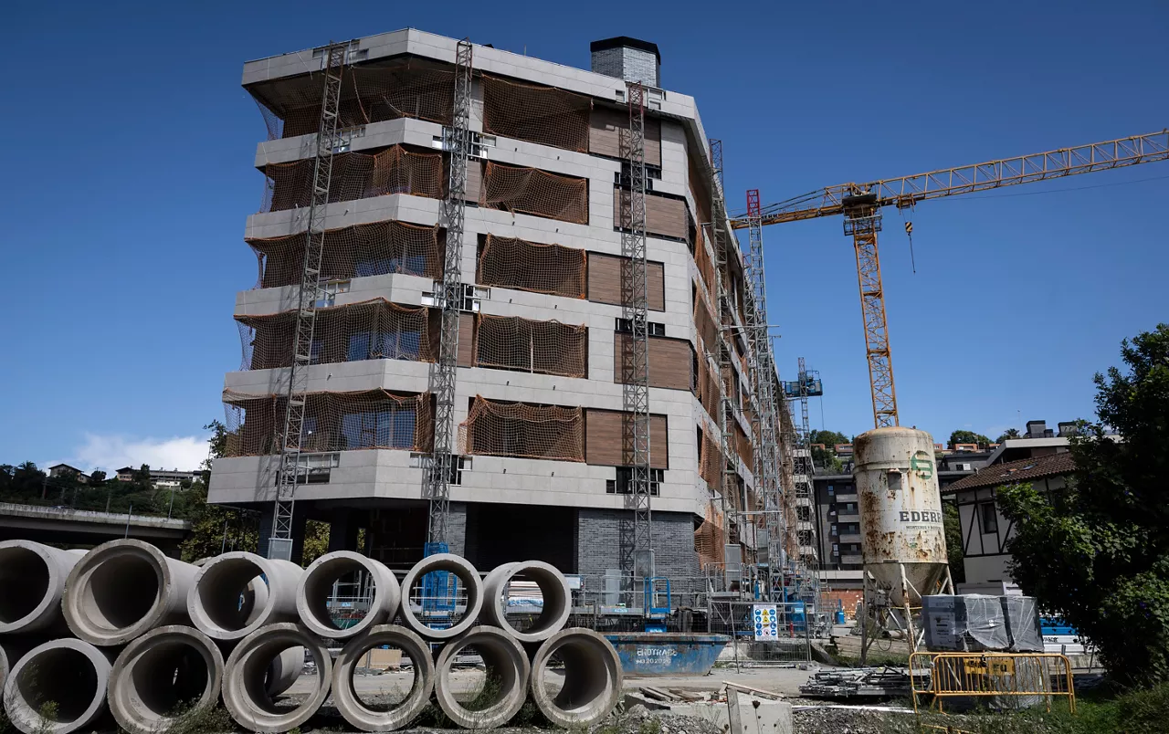 SAN SEBASTIÁN, 01/09/2025.- Vista de una vivienda en construcción en San Sebastián este lunes, en el que se ha publicado el informe sobre el mercado de la vivienda que ha presentado este lunes el Colegio Oficial de Agentes de la Propiedad Inmobiliaria (COAPI) de Gipuzkoa. El precio medio por metro cuadrado de la vivienda en San Sebastián ha vuelto a alcanzar un nuevo máximo histórico el segundo trimestre de este año al situarse en 5.869 euros, lo que supone un incremento del 0,8 % respecto al trimestre anterior y del 5,7 % interanual. EFE/Javier Etxezarreta
