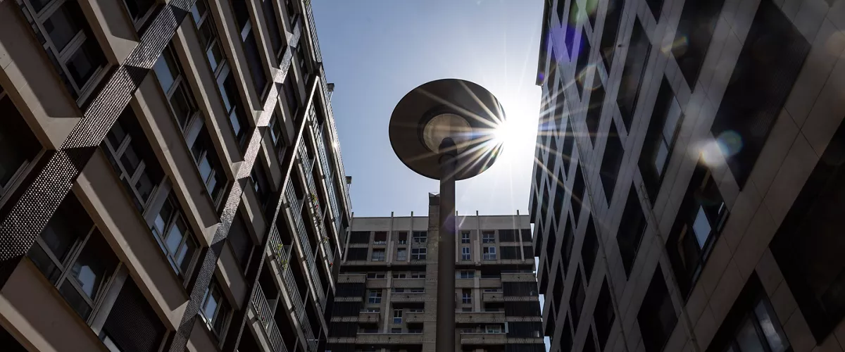SAN SEBASTIÁN, 01/09/2025.- Vista de un barrio residencial de San Sebastián este lunes, en el que se ha publicado el informe sobre el mercado de la vivienda que ha presentado este lunes el Colegio Oficial de Agentes de la Propiedad Inmobiliaria (COAPI) de Gipuzkoa. El precio medio por metro cuadrado de la vivienda en San Sebastián ha vuelto a alcanzar un nuevo máximo histórico el segundo trimestre de este año al situarse en 5.869 euros, lo que supone un incremento del 0,8 % respecto al trimestre anterior y del 5,7 % interanual. EFE/Javier Etxezarreta
