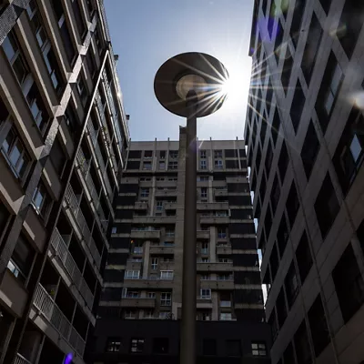 SAN SEBASTIÁN, 01/09/2025.- Vista de un barrio residencial de San Sebastián este lunes, en el que se ha publicado el informe sobre el mercado de la vivienda que ha presentado este lunes el Colegio Oficial de Agentes de la Propiedad Inmobiliaria (COAPI) de Gipuzkoa. El precio medio por metro cuadrado de la vivienda en San Sebastián ha vuelto a alcanzar un nuevo máximo histórico el segundo trimestre de este año al situarse en 5.869 euros, lo que supone un incremento del 0,8 % respecto al trimestre anterior y del 5,7 % interanual. EFE/Javier Etxezarreta
