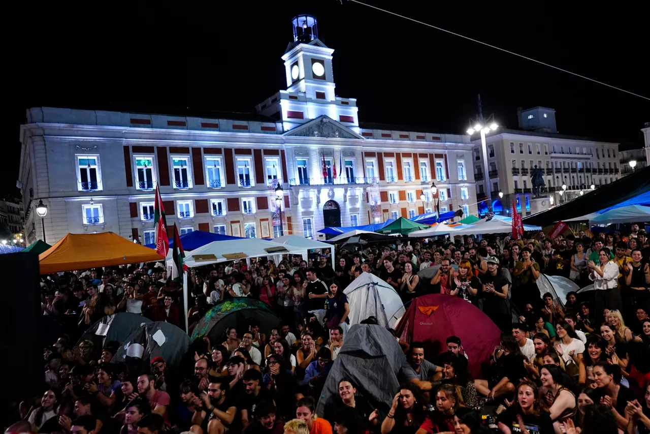 MADRID, 27/09/2026.-Cientos de acampados en la Puerta del Sol convocados por el Sindicato de Inquilinas se preparan este domingo para dormir una segunda noche, y las que hagan falta, en tiendas de campaña, hasta que el Gobierno apruebe el real decreto 'Maricarmen' que debe incluir, entre otras medidas, contratos indefinidos de alquiler.- EFE/ Borja Sánchez-Trillo
