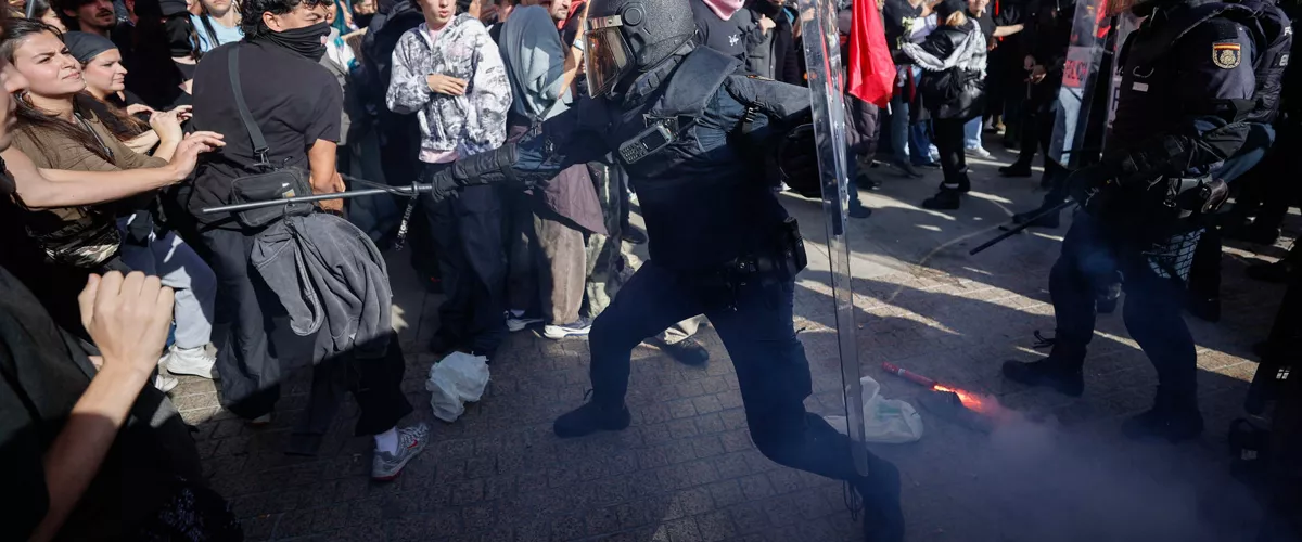 A CORUÑA, 21/10/2026.- Cargas policiales contra los asistentes a una concentración denominada antifascista con más de un millar de personas en la Plaza de María Pita de A Coruña, convocada en protesta por la presencia este miércoles en esa ciudad del presidente de Vox, Santiago Abascal. EFE/ Cabalar
