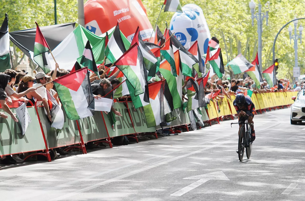 Un ciclista pasa entre los manifestantes durante la 18ª etapa de la Vuelta a España, a 11 de septiembre de 2025, en Valladolid, Castilla y León (España). La contrarreloj individual de hoy ha sido modificada para garantizar la seguridad y ha pasado de 27,2 kilómetros a 12.2 kilómetros. El motivo de la reducción es por las manifestaciones pro-palestinas de las dos últimas semanas durante algunas etapas de la competición.



Photogenic/Claudia Alba / Europa Press

11/9/2025
