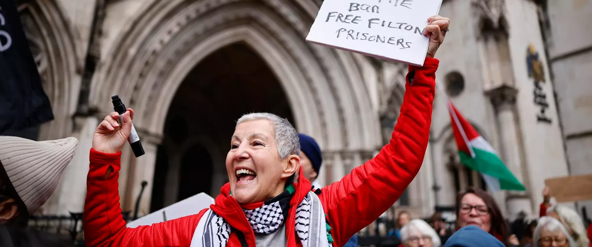 LONDON (United Kingdom), 13/02/2026.- Supporters of Palestine Action hold banners outside Royal Courts of Justice as they celebrate winning a legal challenge against the decision to proscribe the group under anti-terrorism laws, in London, Britain, 13 February 2026. Palestine Action group was banned under terrorism law in the UK after activists allegedly broke into RAF Brize Norton military base in Oxfordshire in June 2025 and caused about 7 million GBP damage to British military planes. (Terrorismo, Reino Unido, Londres) EFE/EPA/TOLGA AKMEN
