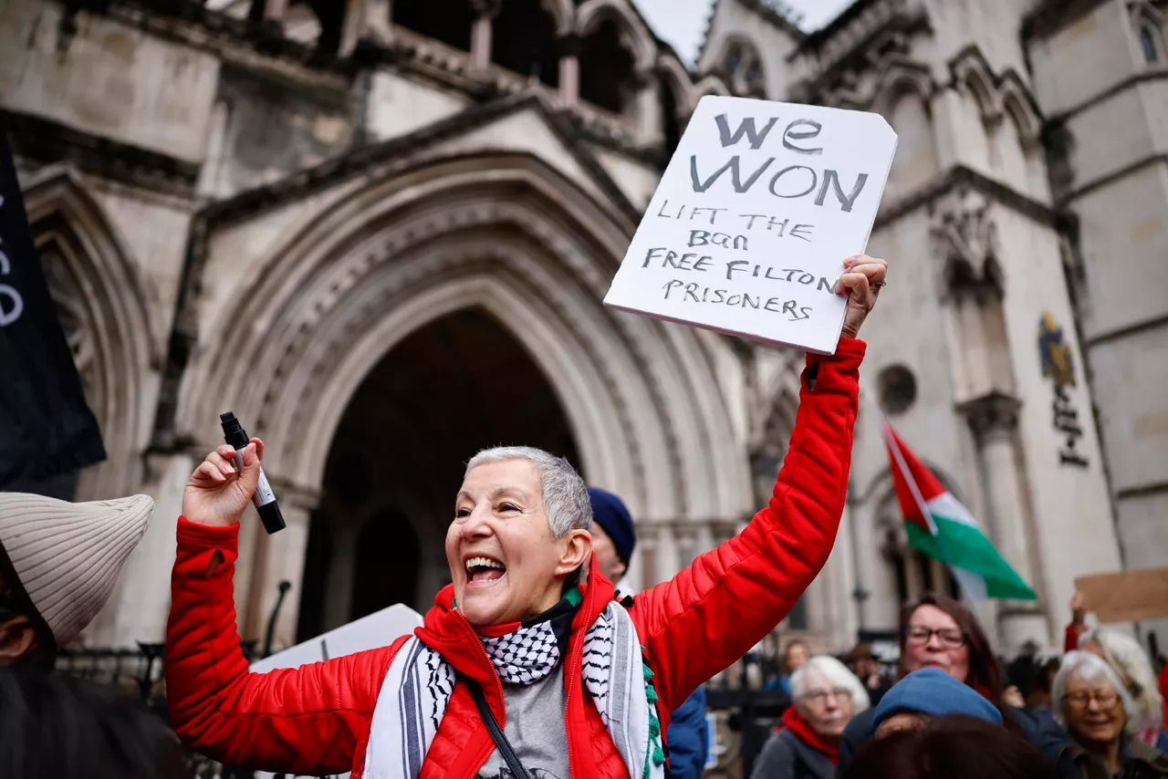 LONDON (United Kingdom), 13/02/2026.- Supporters of Palestine Action hold banners outside Royal Courts of Justice as they celebrate winning a legal challenge against the decision to proscribe the group under anti-terrorism laws, in London, Britain, 13 February 2026. Palestine Action group was banned under terrorism law in the UK after activists allegedly broke into RAF Brize Norton military base in Oxfordshire in June 2025 and caused about 7 million GBP damage to British military planes. (Terrorismo, Reino Unido, Londres) EFE/EPA/TOLGA AKMEN

