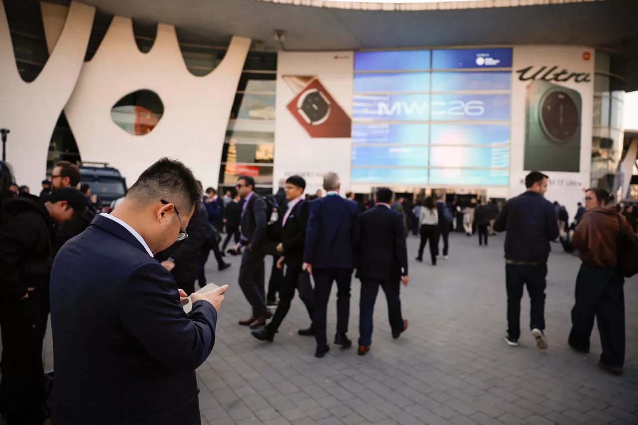 BARCELONA (ESPAÑA), 02/03/2026.- Los asistentes a su llegada a la vigésima edición del Mobile World Congress (MWC) en Barcelona, que comienza este lunes con la expectativa de que más de 100.000 visitantes pasen por el congreso, el principal evento mundial sobre tecnología ligada a la conectividad, en el que se congregan más de 2.900 expositores. EFE/Alberto Estévez
