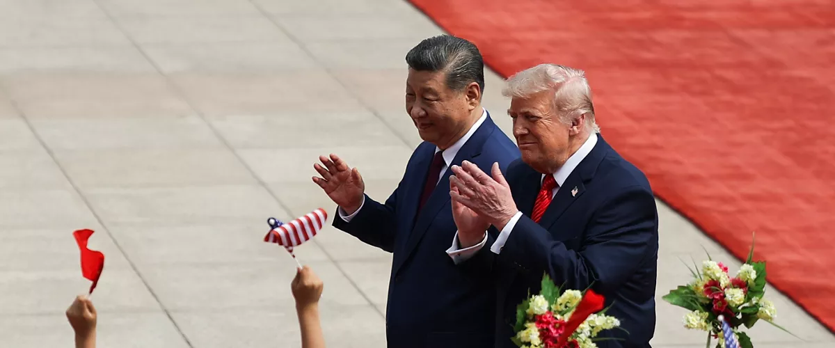 FOTODELDÍA EPA2188. BEIJING (CHINA), 14/05/2026.- El presidente chino, Xi Jinping, y el presidente estadounidense, Donald Trump, interactúan con unos niños durante una ceremonia de bienvenida celebrada este jueves, en el Gran Salón del Pueblo de Pekín (China). EFE/EPA/Maxim Shemetov / POOL
