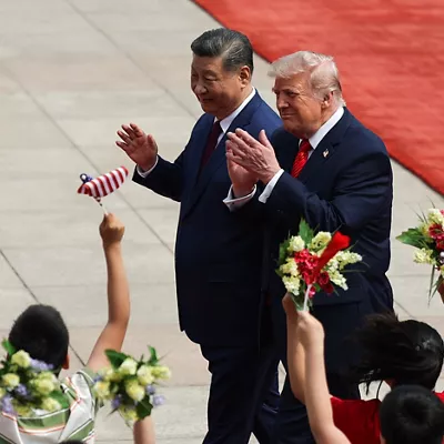 FOTODELDÍA EPA2188. BEIJING (CHINA), 14/05/2026.- El presidente chino, Xi Jinping, y el presidente estadounidense, Donald Trump, interactúan con unos niños durante una ceremonia de bienvenida celebrada este jueves, en el Gran Salón del Pueblo de Pekín (China). EFE/EPA/Maxim Shemetov / POOL
